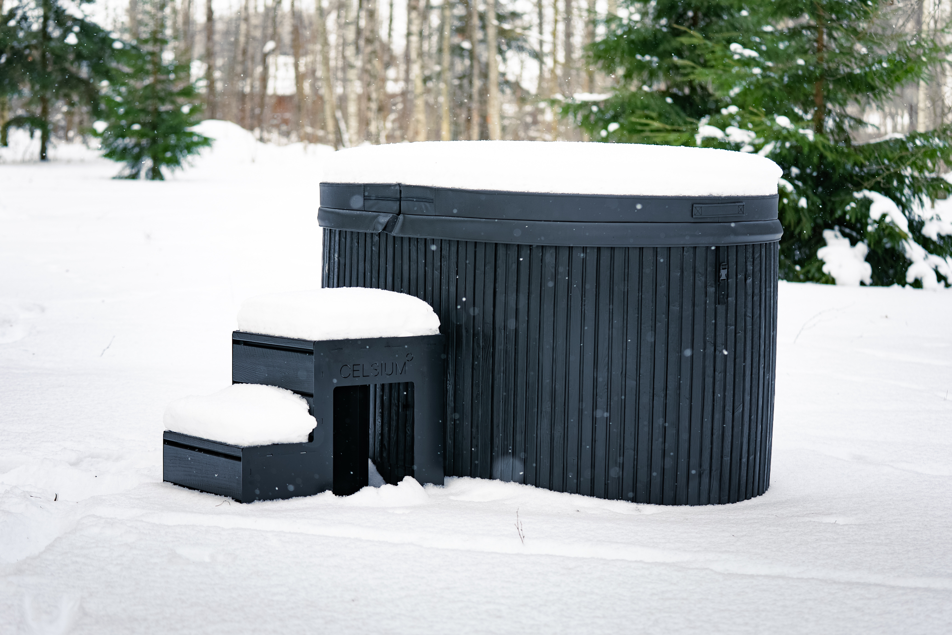 Aiste Grand premium wood-clad hot tub installed by Signature Garden Rooms in Central Scotland