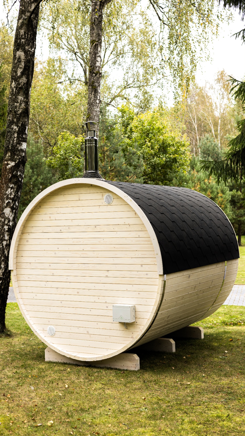 Joris Grand white barrel sauna | Signature Garden Rooms installation