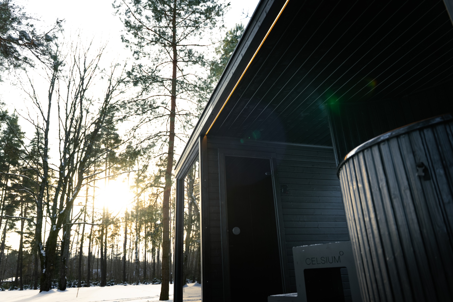 Tauras Modular Air sauna paired with Aiste Grand hot tub | Signature Garden Rooms
