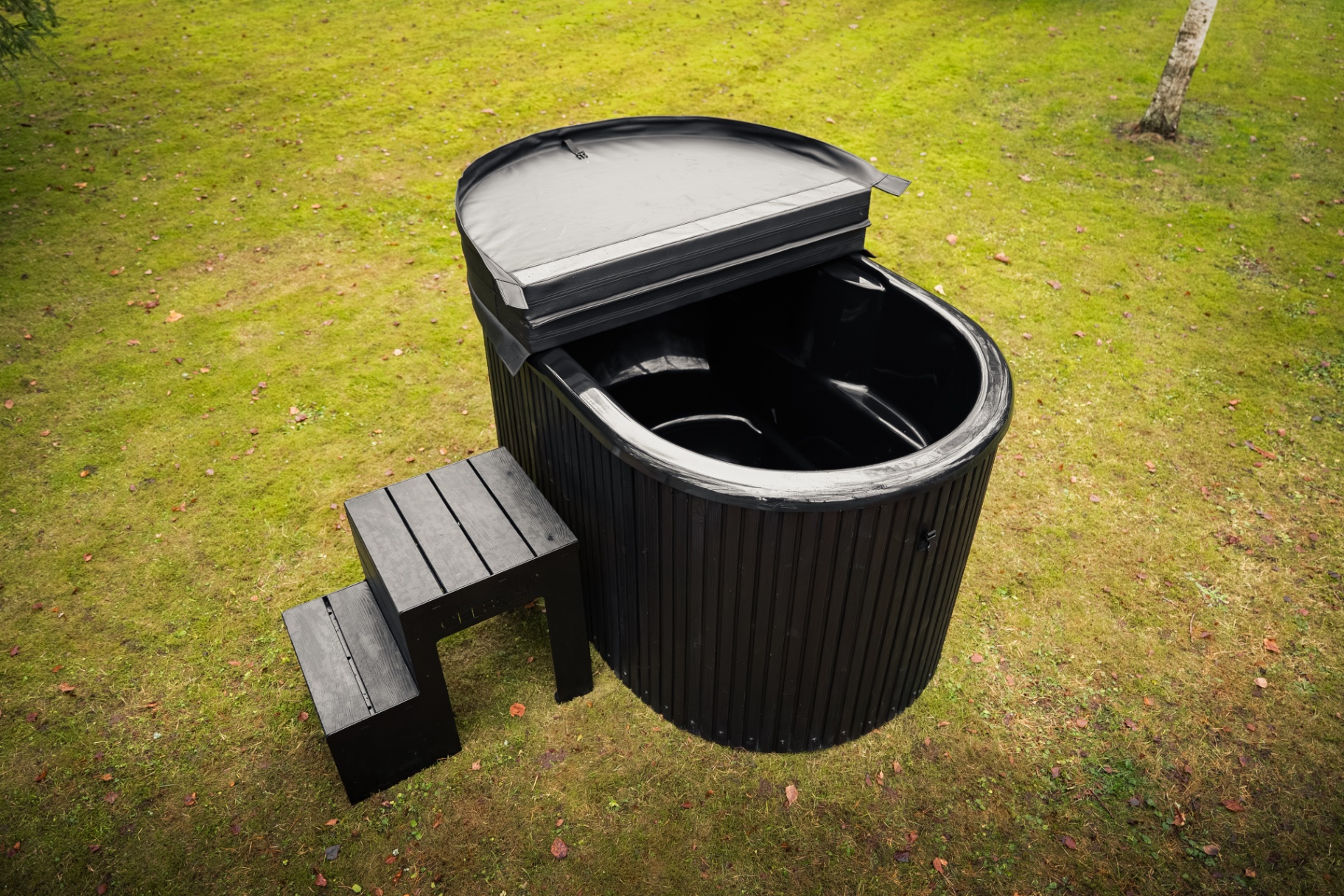 Aiste Grand premium wood-clad hot tub installed by Signature Garden Rooms in Central Scotland
