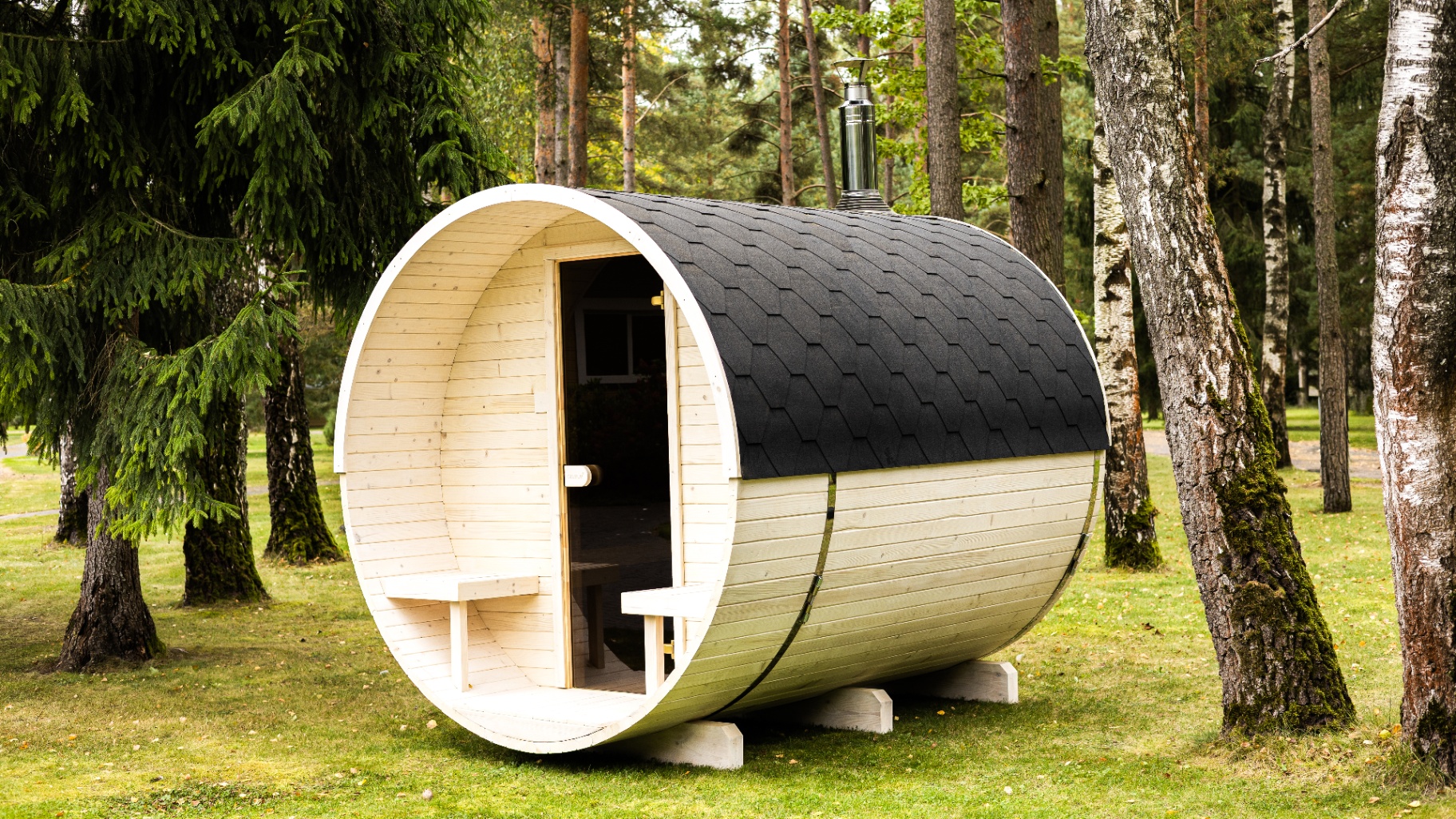Joris Grand white barrel sauna | Signature Garden Rooms installation