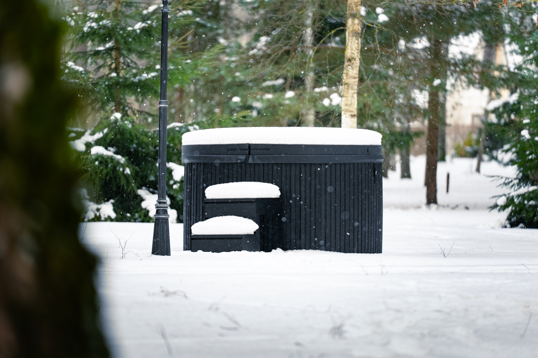 Aiste Grand premium wood-clad hot tub installed by Signature Garden Rooms in Central Scotland