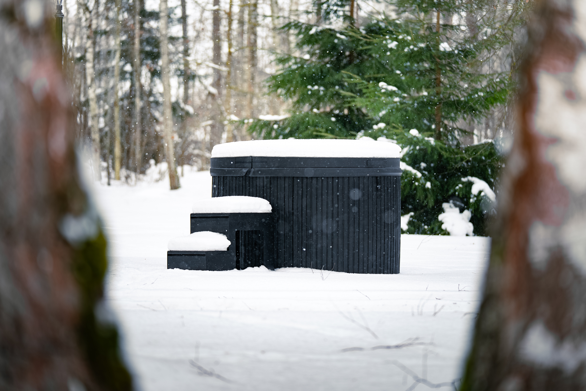 Aiste Grand premium wood-clad hot tub installed by Signature Garden Rooms in Central Scotland
