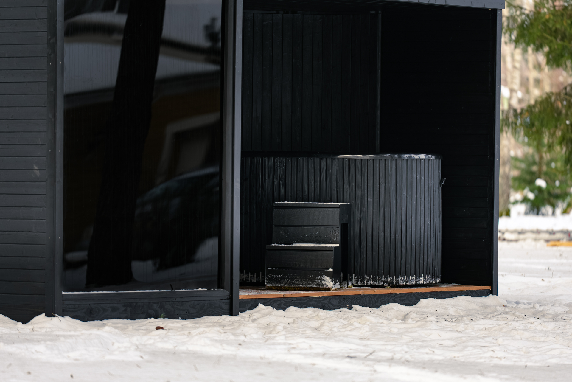 Tauras Modular Air sauna paired with Aiste Grand hot tub | Signature Garden Rooms