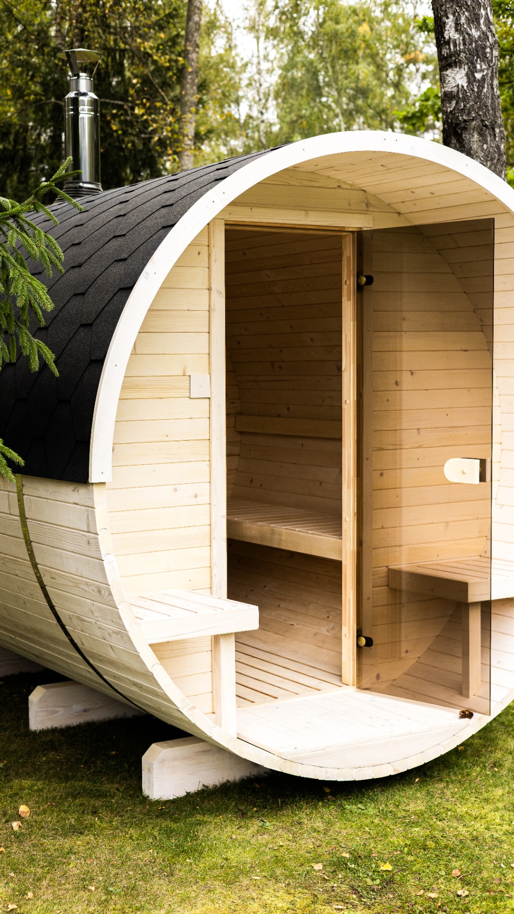 Joris Grand white barrel sauna | Signature Garden Rooms installation