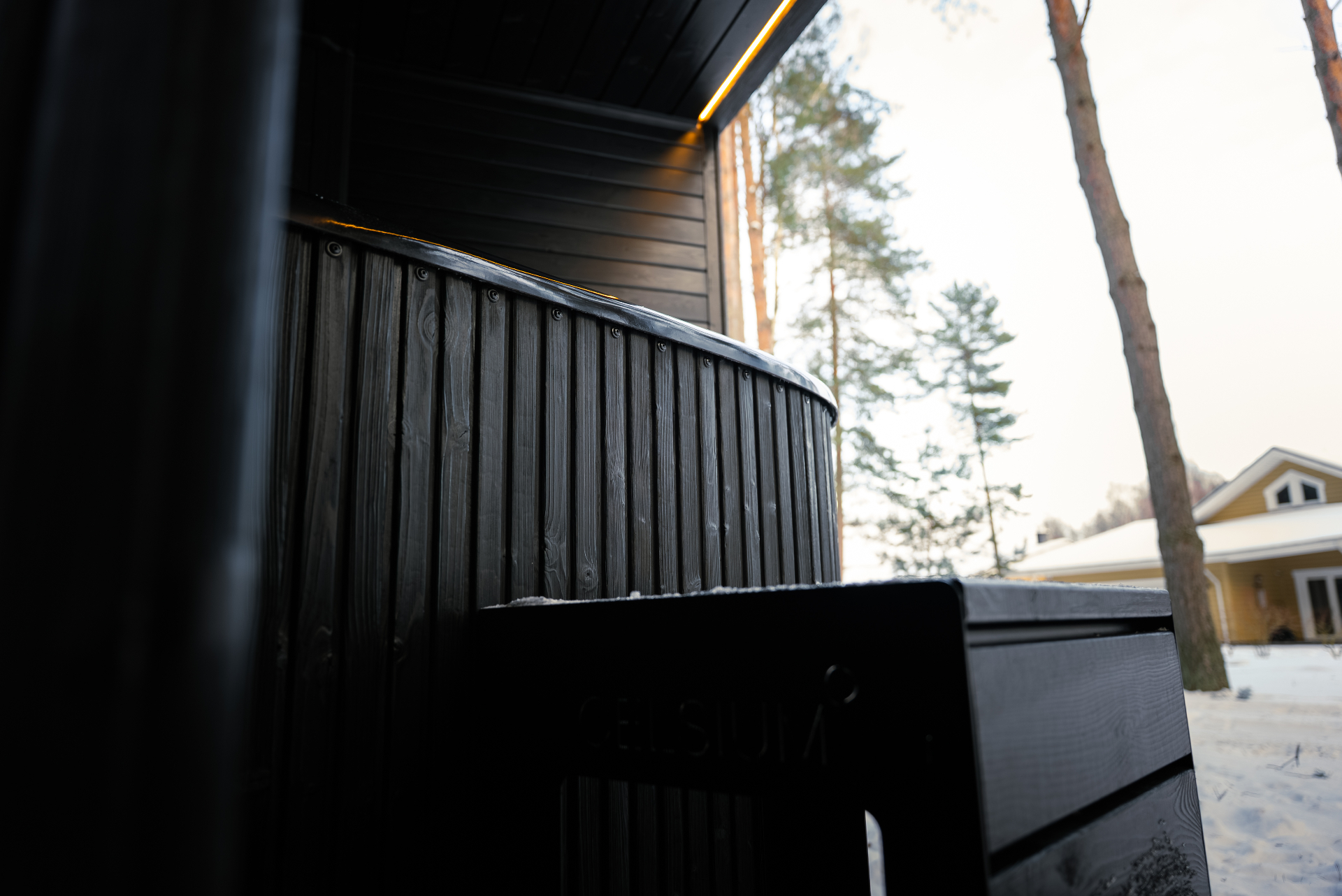 Tauras Modular Air sauna paired with Aiste Grand hot tub | Signature Garden Rooms